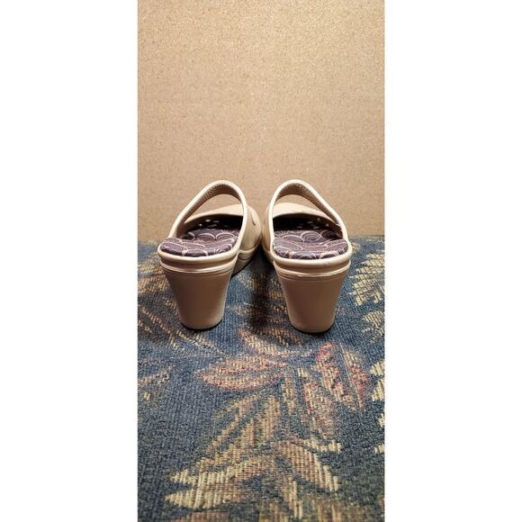 CROCS Women’s Gold and Espresso Frances Wedge Sandals Size 7 - Picture 2 of 8